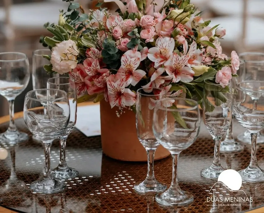 Mesa decorada para casamento no Salão de Eventos Duas Meninas