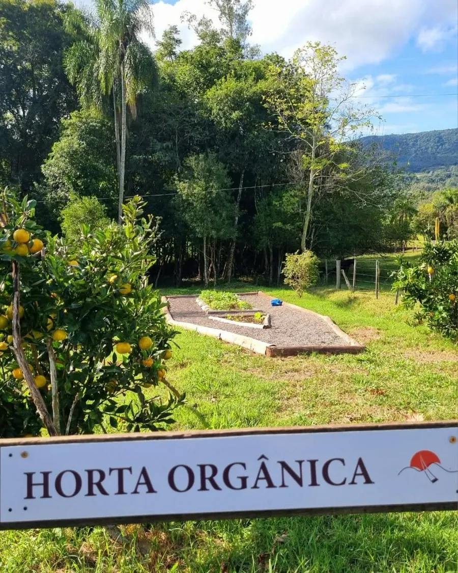 Placa e canteiros da horta orgânica