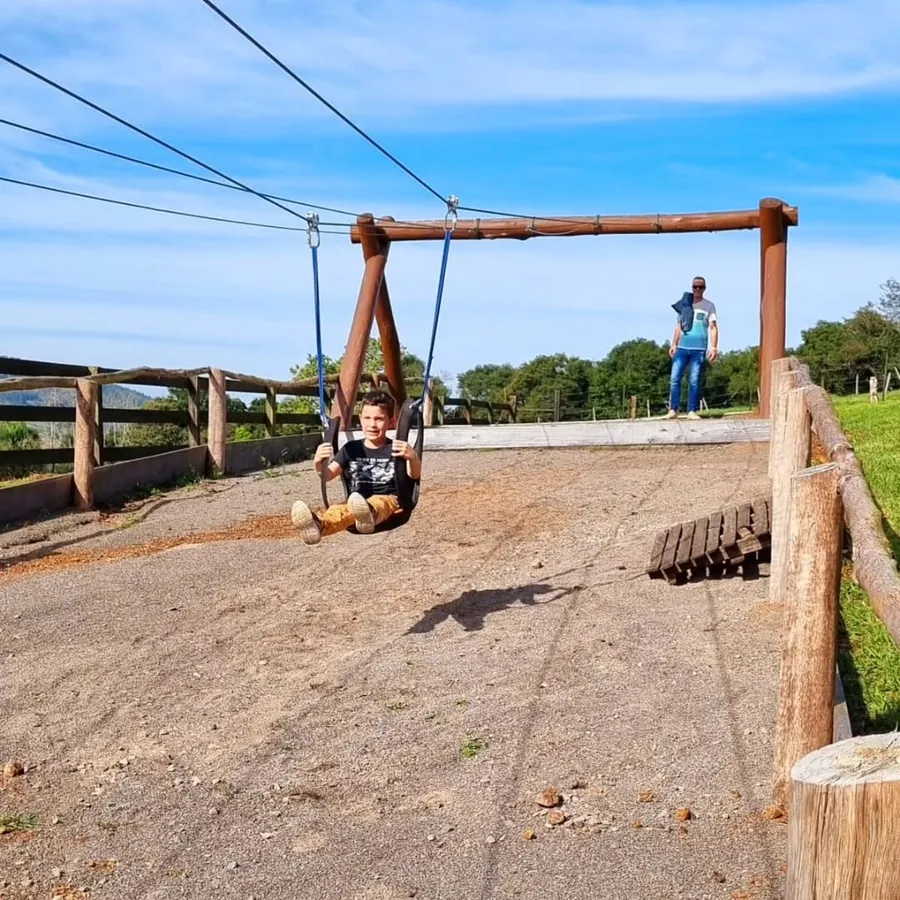 Criança se divertindo na mini tirolesa