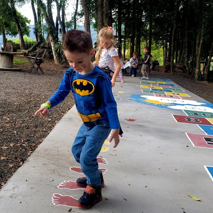 Crianças brincando na pracinha do Garden