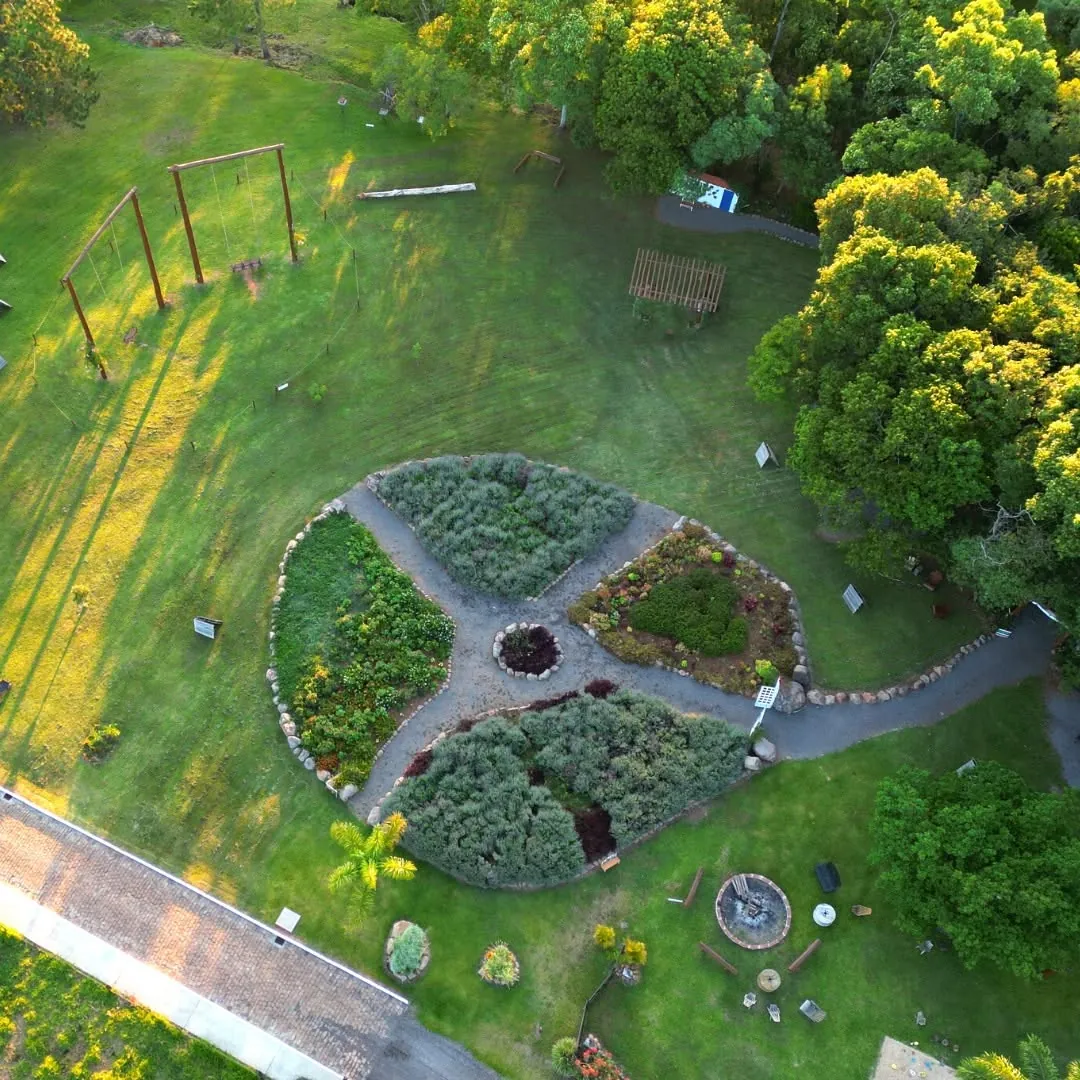 Vista aérea do jardim e área de lazer do Duas Meninas Garden